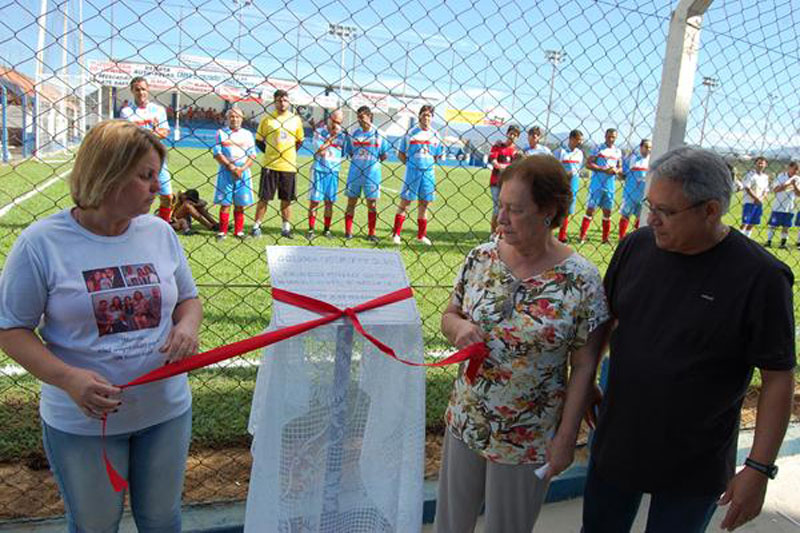 José Wilson e familia de Marcelo inaugurando o campo de futebol society Marcelo Castro Gomes da Silva