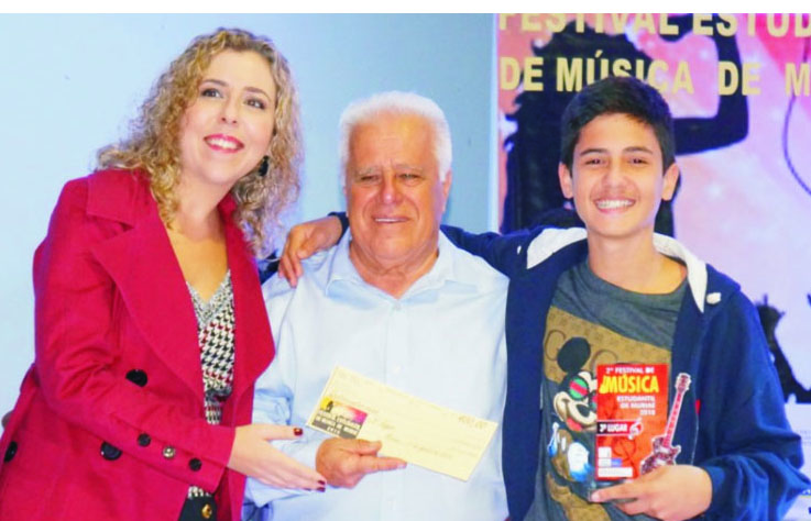 Associação dos Violeiros de Muriaé homenageia João Victor vencedor do 3° lugar no Festival de Música