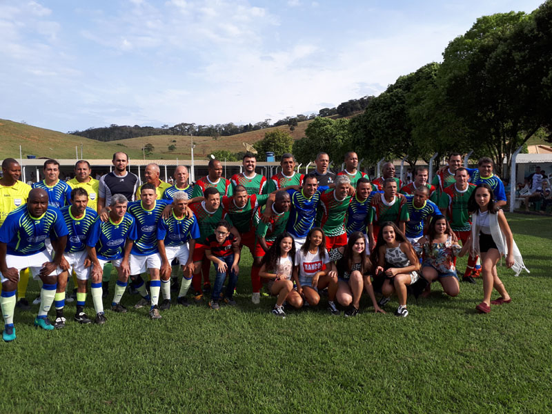 Ídolos do futebol fazem a festa na Vila Vardiero