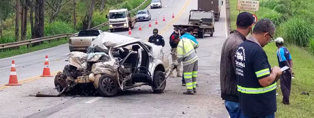 Cinco pessoas da mesma família morrem em acidente entre carro e caminhão em estrada de MG