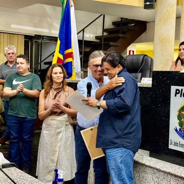 Luiz Alberto Miranda recebe Moção de Congratulações e Aplausos na Câmara Municipal de Muriaé