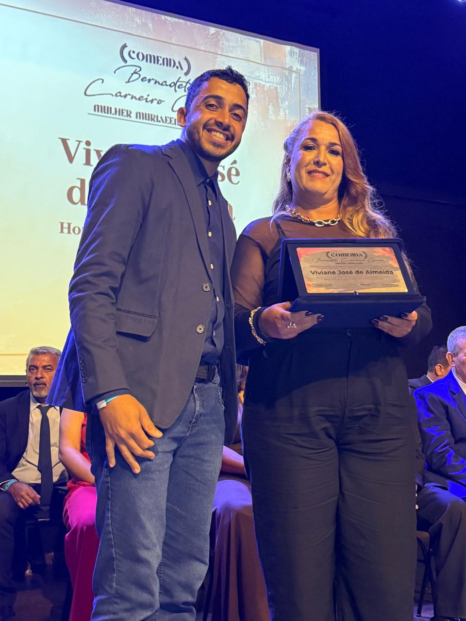 Vereador Cleissinho reafirma compromisso com lideranças comunitárias ao homenagear Viviane de Almeida