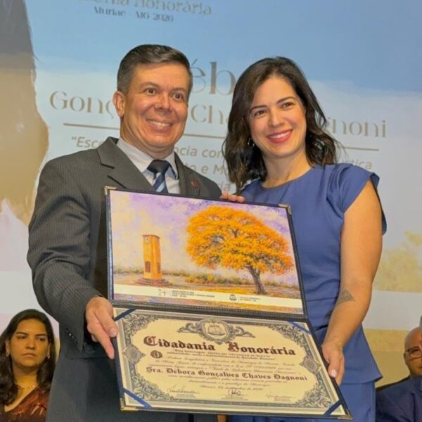 Débora Gonçalves Chaves Dagnoni recebe a Comenda de Cidadania Honorária
