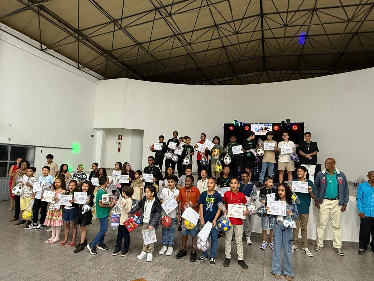 Projeto Enezio celebra dedicação de crianças e adolescentes e fortalece valores por meio do esporte e da educação