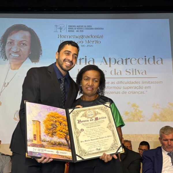 Maria Aparecida Roque da Silva recebe o título de Honra ao Mérito