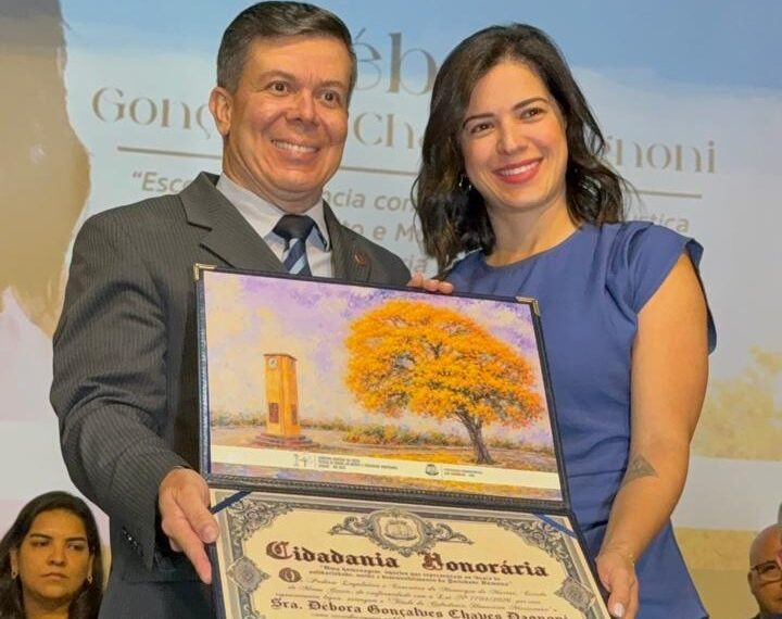 Débora Gonçalves Chaves Dagnoni recebe a Comenda de Cidadania Honorária