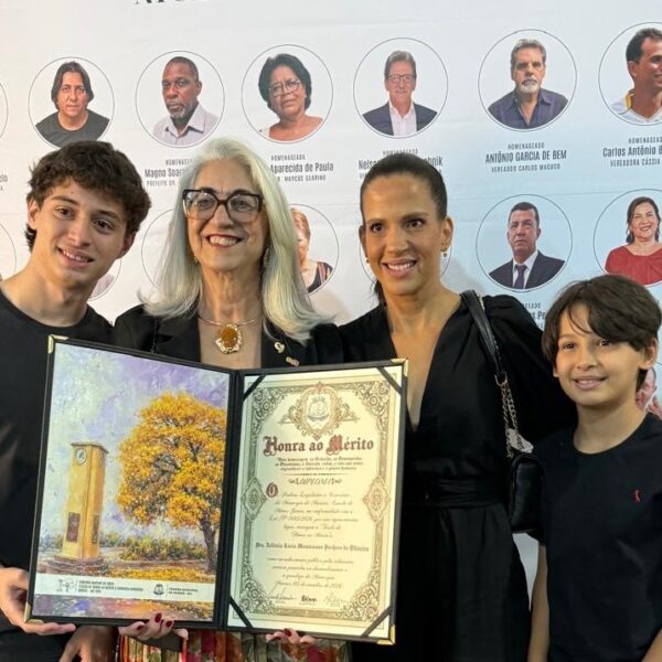 ZELITÉIA LÚCIA MONTEZANO PACHECO DE OLIVEIRA RECEBE O DIPLOMA DE HONRA AO MÉRITO
