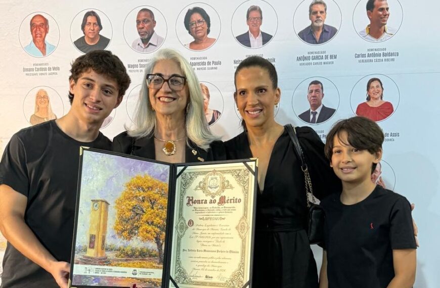 ZELITÉIA LÚCIA MONTEZANO PACHECO DE OLIVEIRARECEBE O DIPLOMA DE HONRA AO MÉRITO