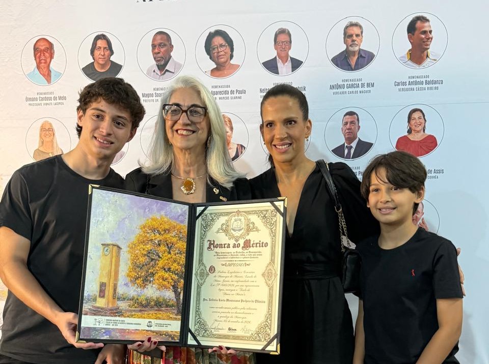 ZELITÉIA LÚCIA MONTEZANO PACHECO DE OLIVEIRARECEBE O DIPLOMA DE HONRA AO MÉRITO