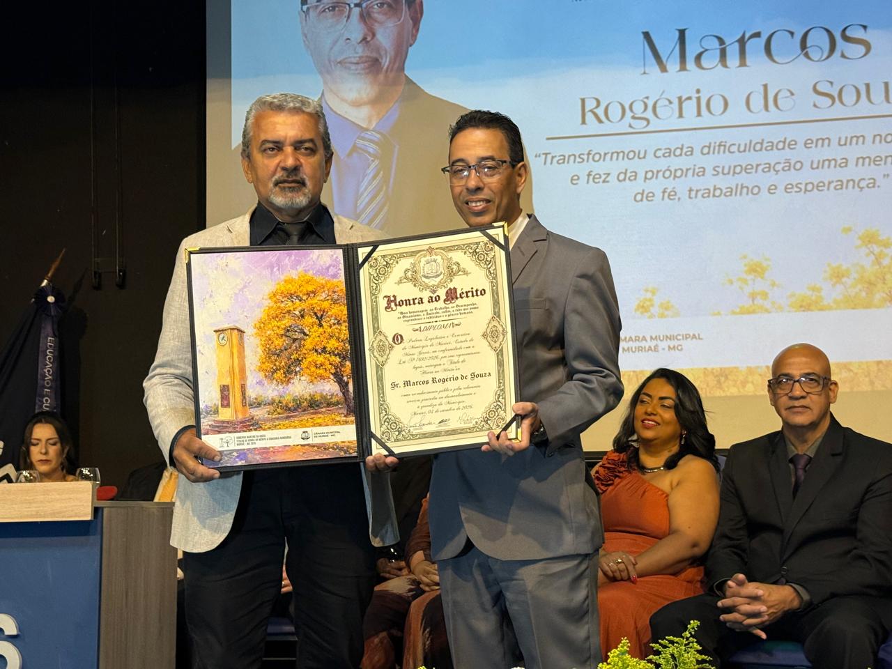 Marcos Rogério recebe o Título de Honra ao Mérito em comemoração no Dia do Muriaeense